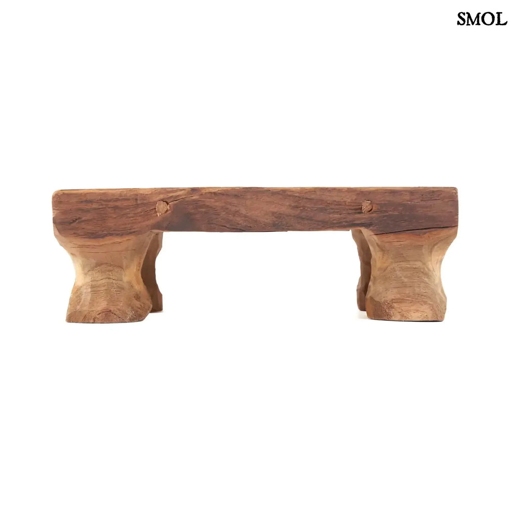 Kézzel faragott, natúr teakfa tálca masszív, rusztikus lábakkal oldalról