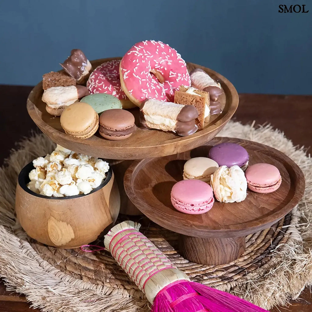 teakfa tortatál magasított talppal, natúr színben édességekkel