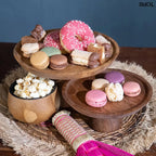 teakfa tortatál magasított talppal, natúr színben édességekkel