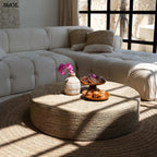 teakfa tortatál magasított talppal, natúr színben nappaliban, puffon