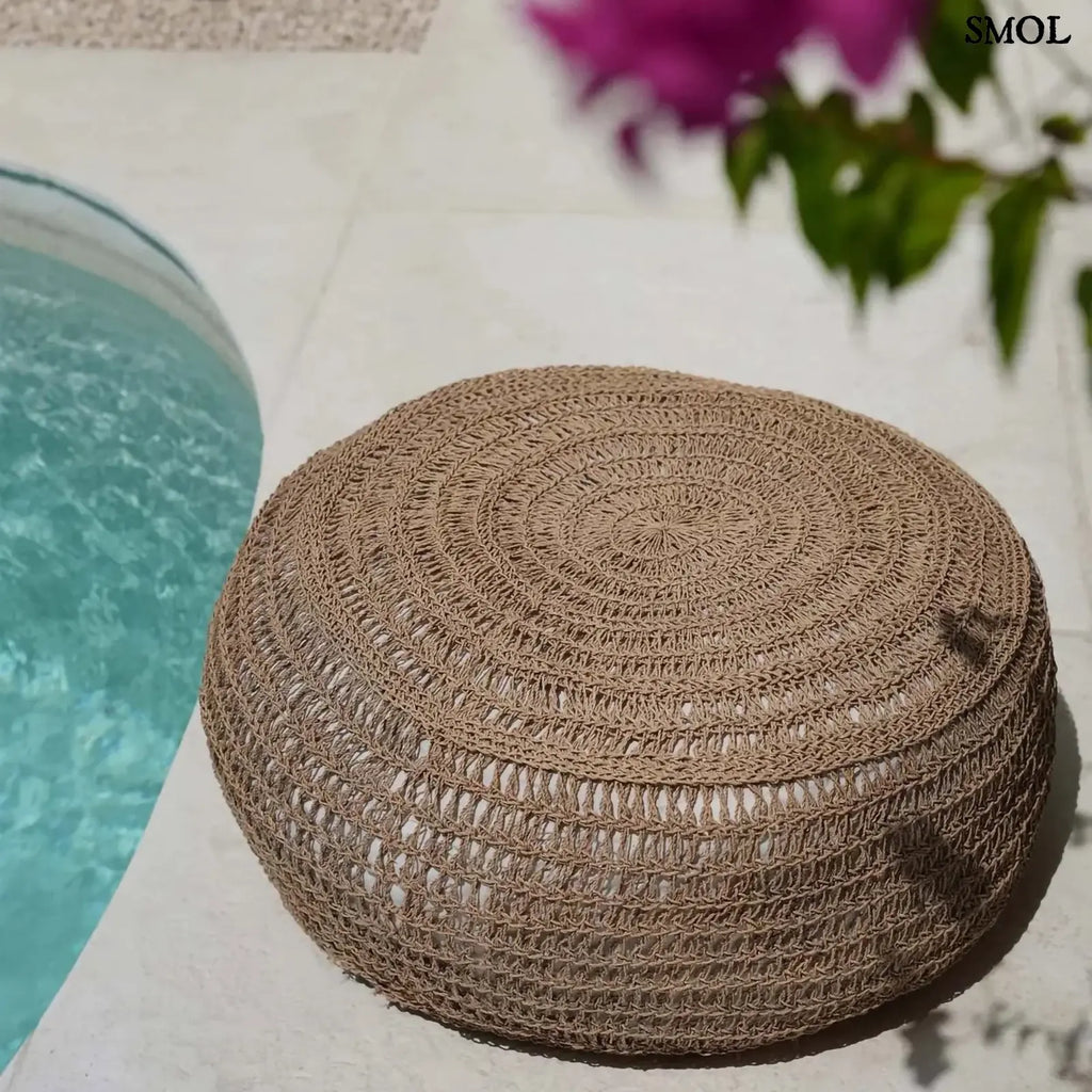 Kézzel fonott, natúr tengerifű puff (ülőke), kerek formájú, vastag fonással medence mellett
