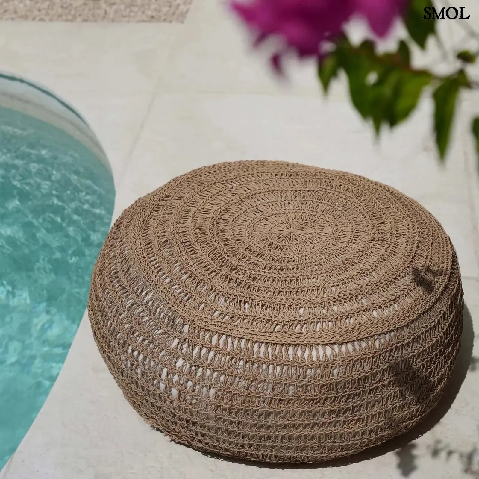 Kézzel fonott, natúr tengerifű puff (ülőke), kerek formájú, vastag fonással medence mellett