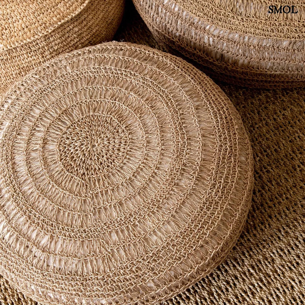 Kézzel fonott, natúr tengerifű puff (ülőke), kerek formájú, vastag fonással felülről