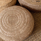 Kézzel fonott, natúr tengerifű puff (ülőke), kerek formájú, vastag fonással felülről