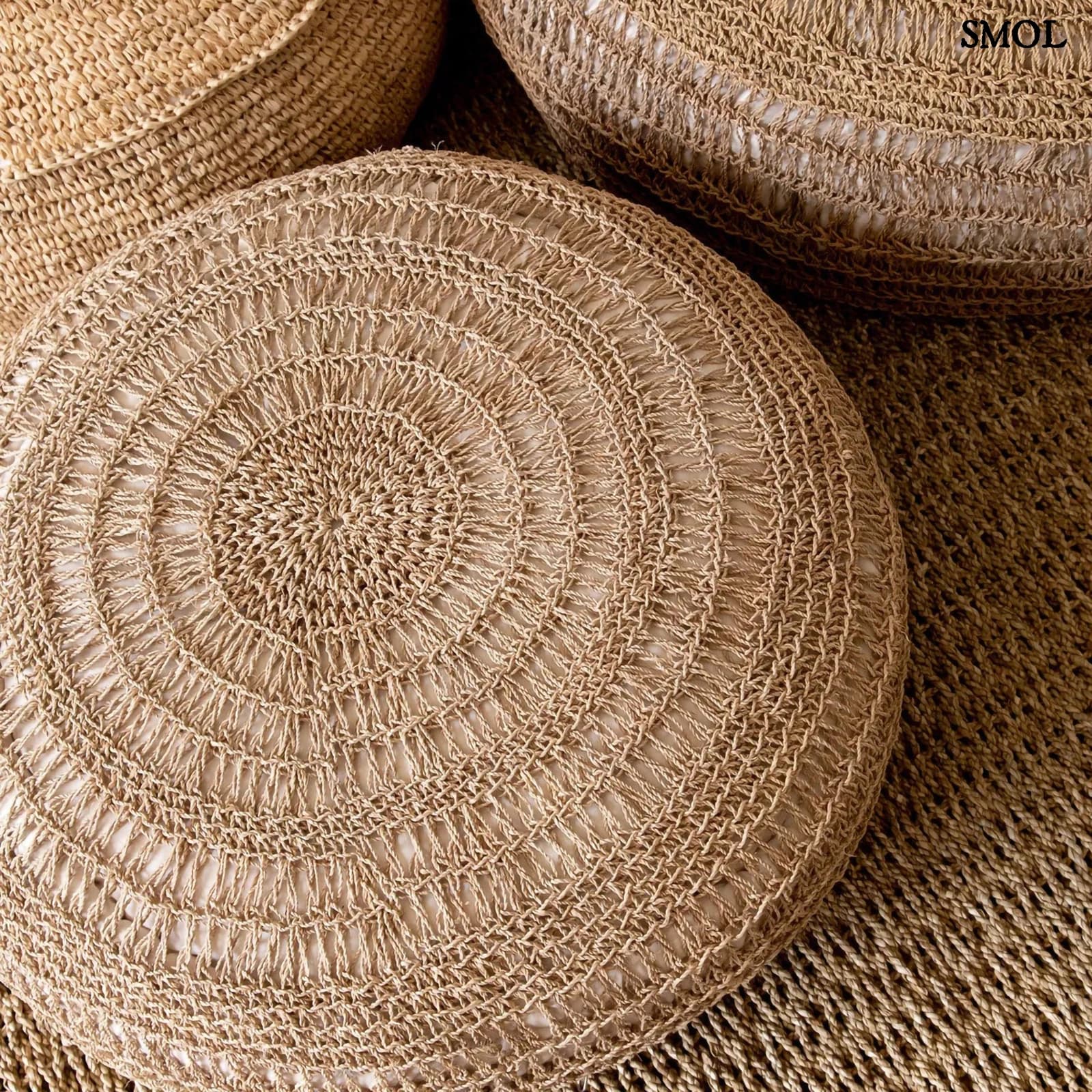 Kézzel fonott, natúr tengerifű puff (ülőke), kerek formájú, vastag fonással felülről