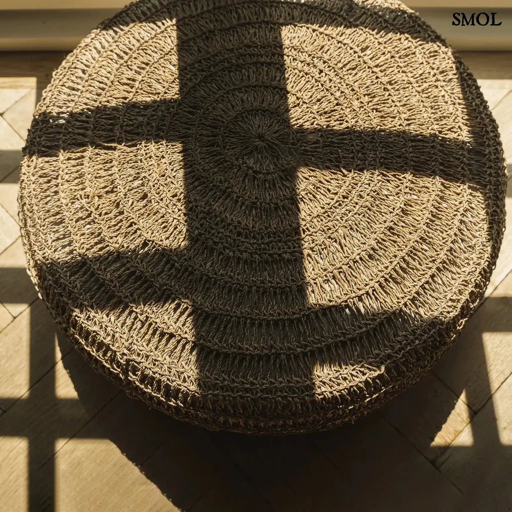 Kézzel fonott, natúr tengerifű puff (ülőke), kerek formájú, vastag fonással árnyékokkal, felülről