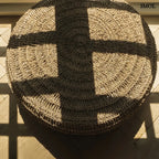 Kézzel fonott, natúr tengerifű puff (ülőke), kerek formájú, vastag fonással árnyékokkal, felülről