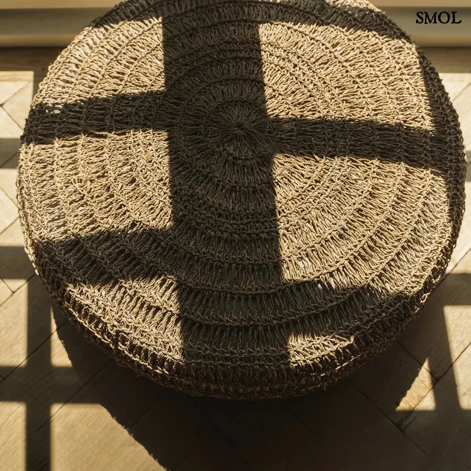 Kézzel fonott, natúr tengerifű puff (ülőke), kerek formájú, vastag fonással árnyékokkal, felülről