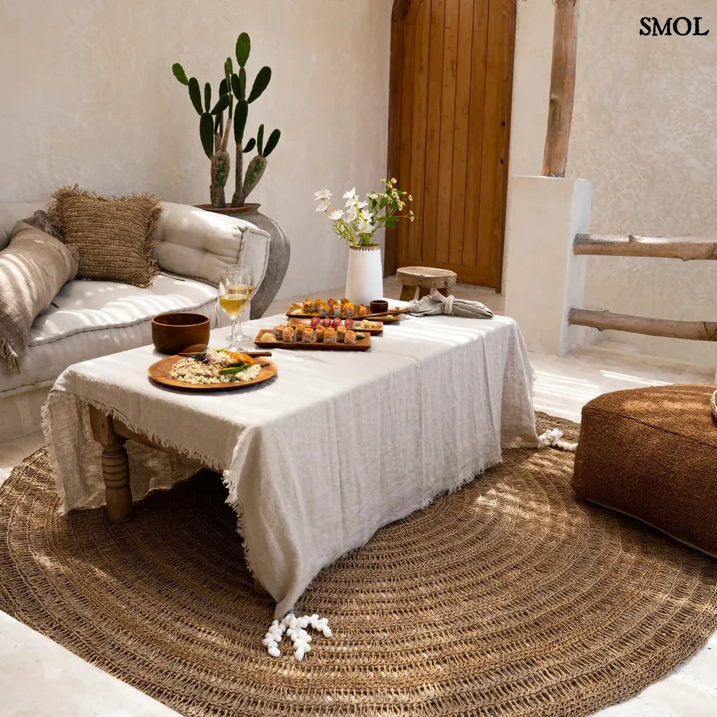 Természetes Tengerifű Szőnyeg, kerek | SEAGRASS CARPET | SMOL -  nappaliban, megterített asztallal
