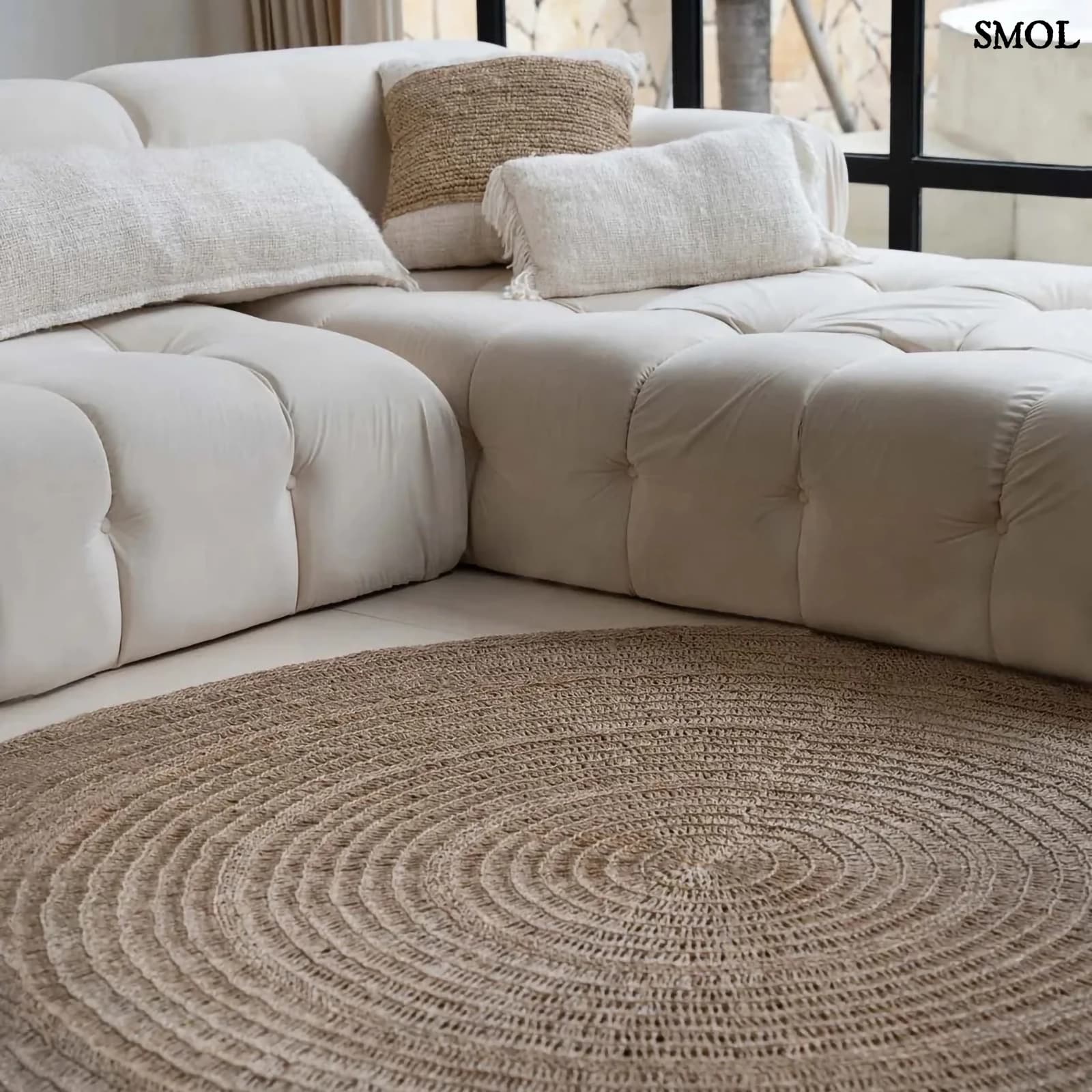 Természetes Tengerifű Szőnyeg, kerek | SEAGRASS CARPET | SMOL - nappaliban, kanapéval