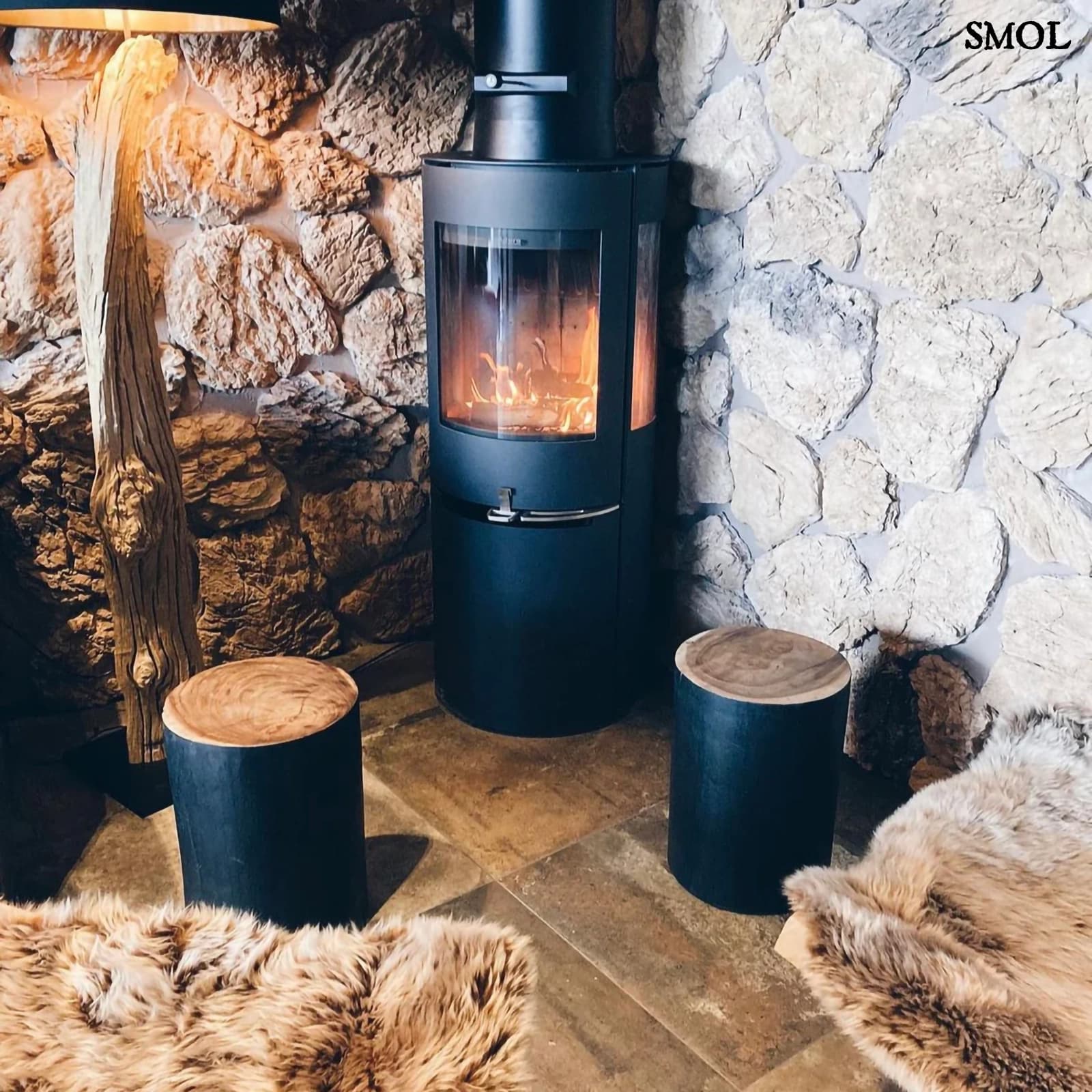Természetes fa kisasztal és ülőke, fekete | TRIBE | SMOL - kandallóval
