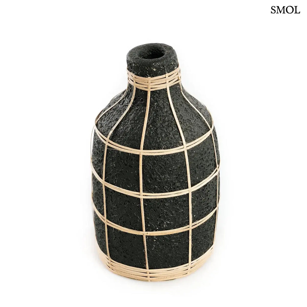 Terracotta váza fekete színben, natúr rattan fonással díszítve, fehér háttérrel