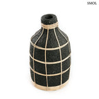 Terracotta váza fekete színben, natúr rattan fonással díszítve, fehér háttérrel