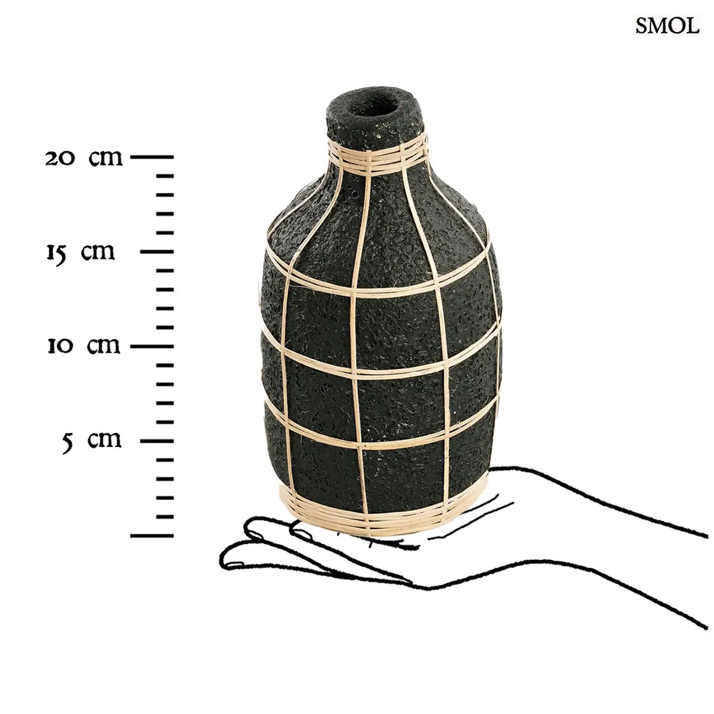 Terracotta váza fekete színben, natúr rattan fonással díszítve, méretarányosan