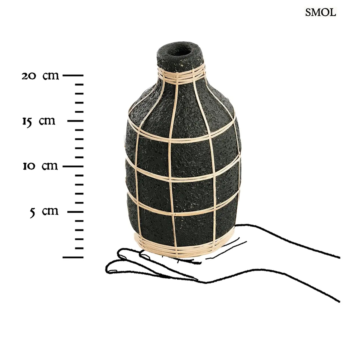 Terracotta váza fekete színben, natúr rattan fonással díszítve, méretarányosan