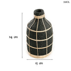 Terracotta váza fekete színben, natúr rattan fonással díszítve, méretekkel