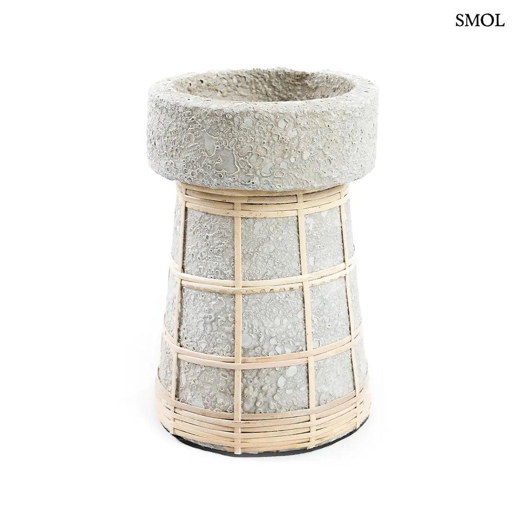 Beton natúr terrakotta gyertyatartó rattan ráccsal, L méret, 12×20 cm,  fehér háttérrel
