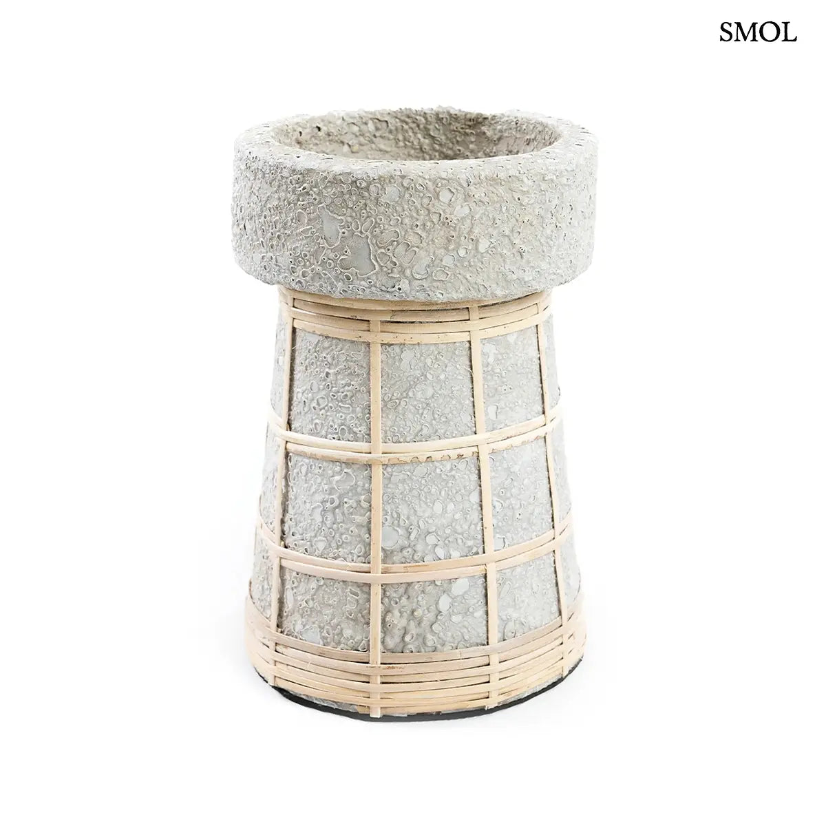 Beton natúr terrakotta gyertyatartó rattan ráccsal, L méret, 12×20 cm,  fehér háttérrel