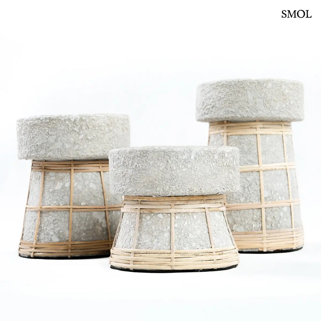 Beton natúr terrakotta gyertyatartó rattan ráccsal, L méret, 12×20 cm, három méretben