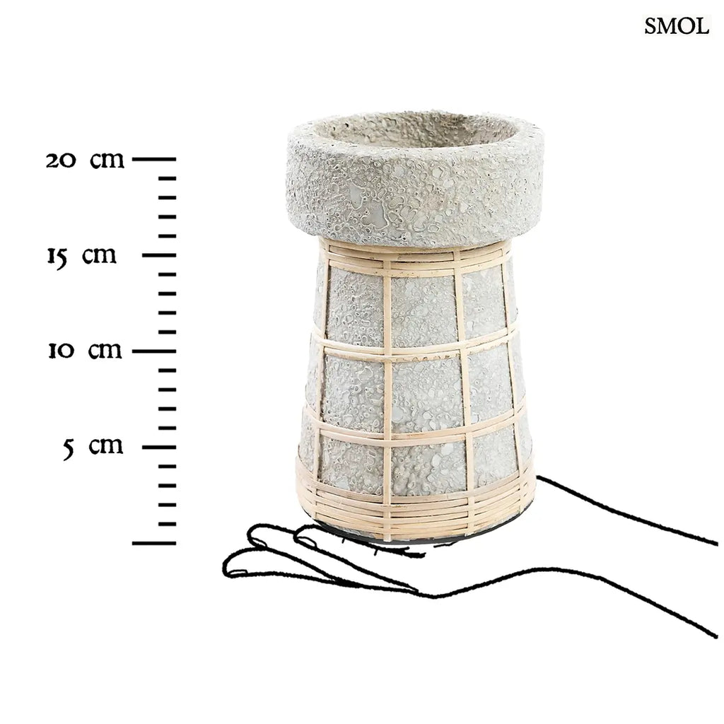 Beton natúr terrakotta gyertyatartó rattan ráccsal, L méret, 12×20 cm, méretarányosan