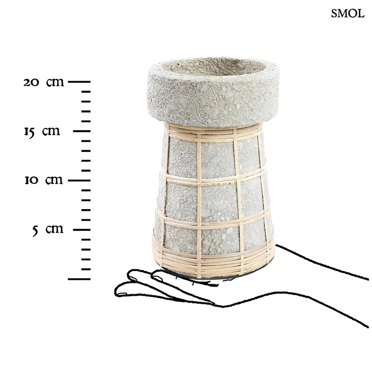 Beton natúr terrakotta gyertyatartó rattan ráccsal, L méret, 12×20 cm, méretarányosan