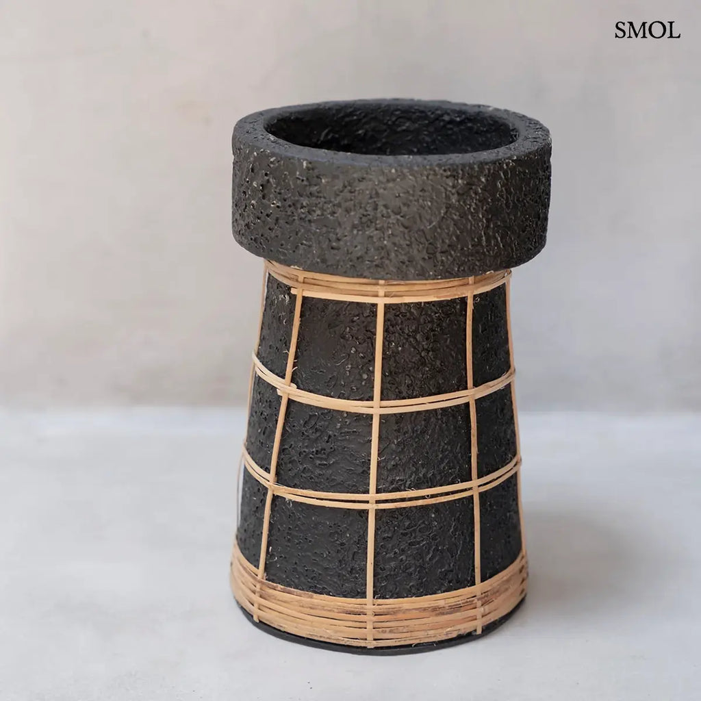 Fekete natúr terrakotta gyertyatartó rattan ráccsal, L méret, 12×20 cm, szürkés háttérrel