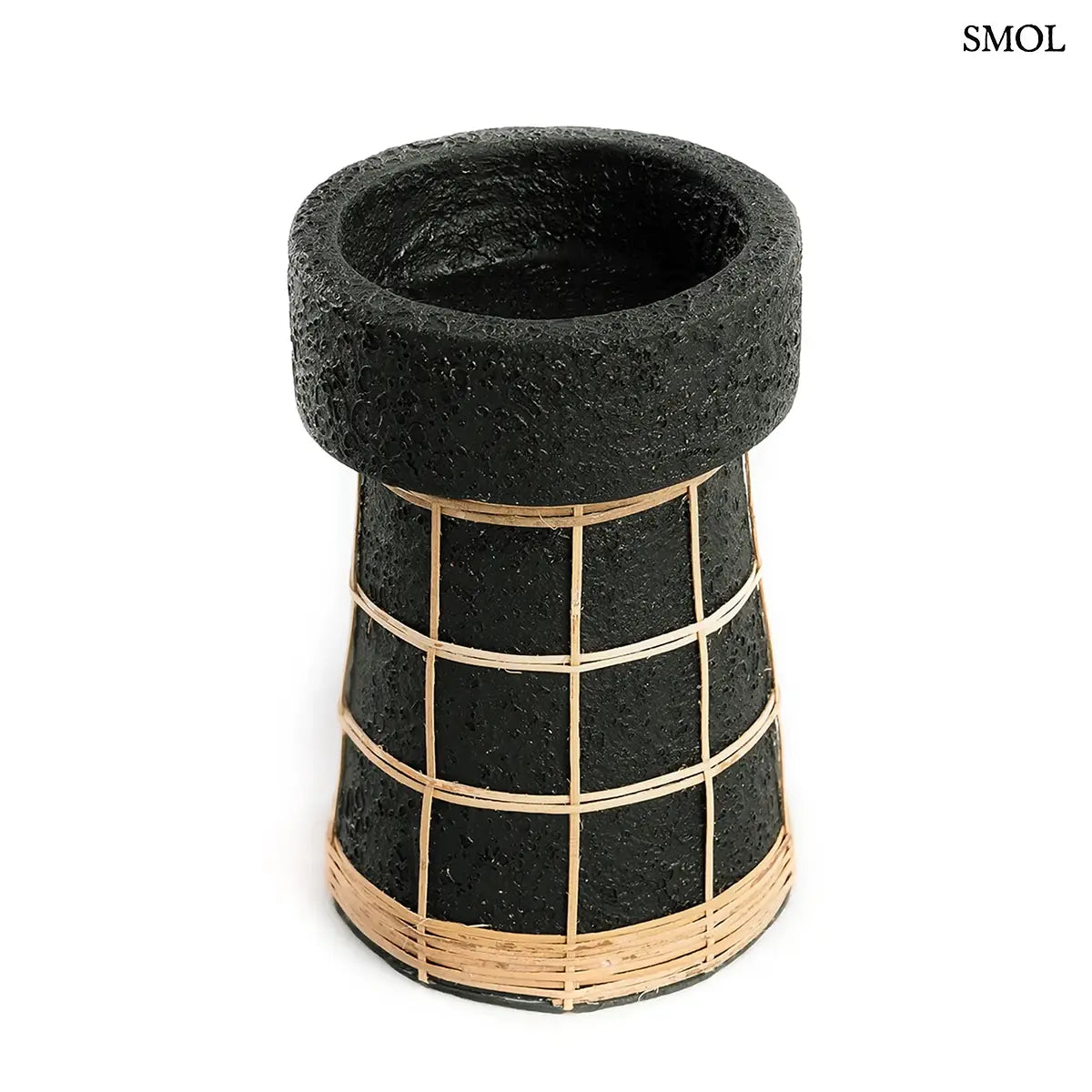 Fekete natúr terrakotta gyertyatartó rattan ráccsal, L méret, 12×20 cm, fehér háttérrel