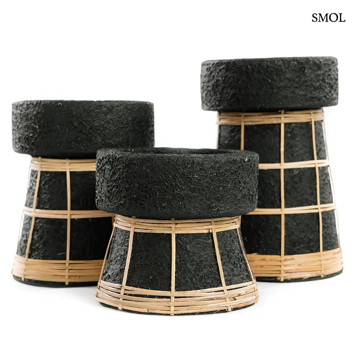 Fekete natúr terrakotta gyertyatartó rattan ráccsal, L méret, 12×20 cm, három méretben