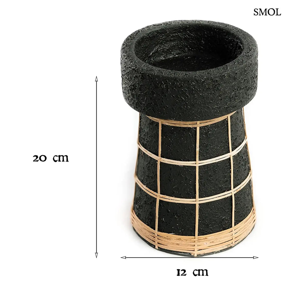 Fekete natúr terrakotta gyertyatartó rattan ráccsal, L méret, 12×20 cm, méretekkel