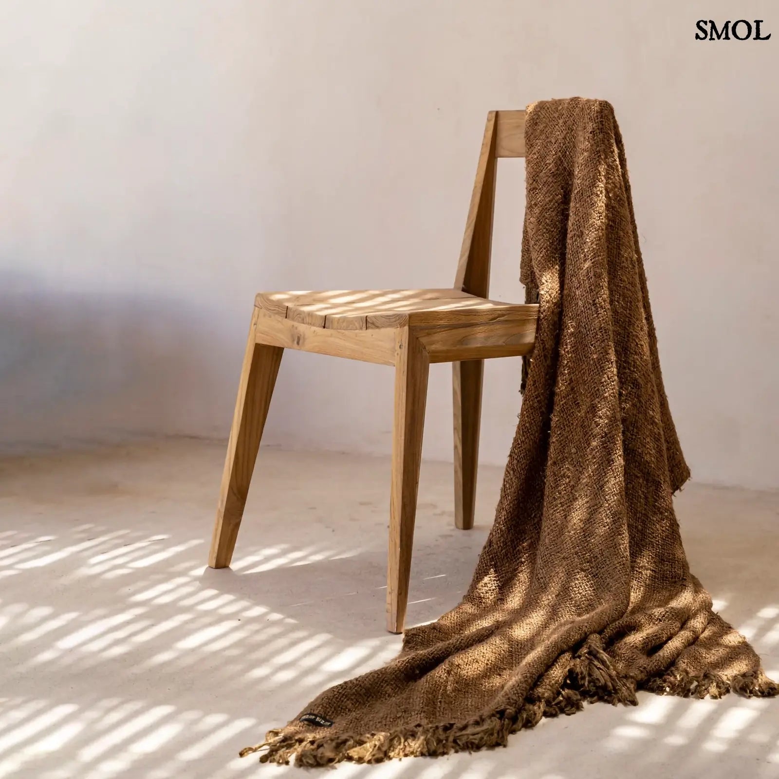 Natúr színű, újrahasznosított teakfából készült tömör fa étkezőszék egyszerű, modern dizájnnal barna pléddel