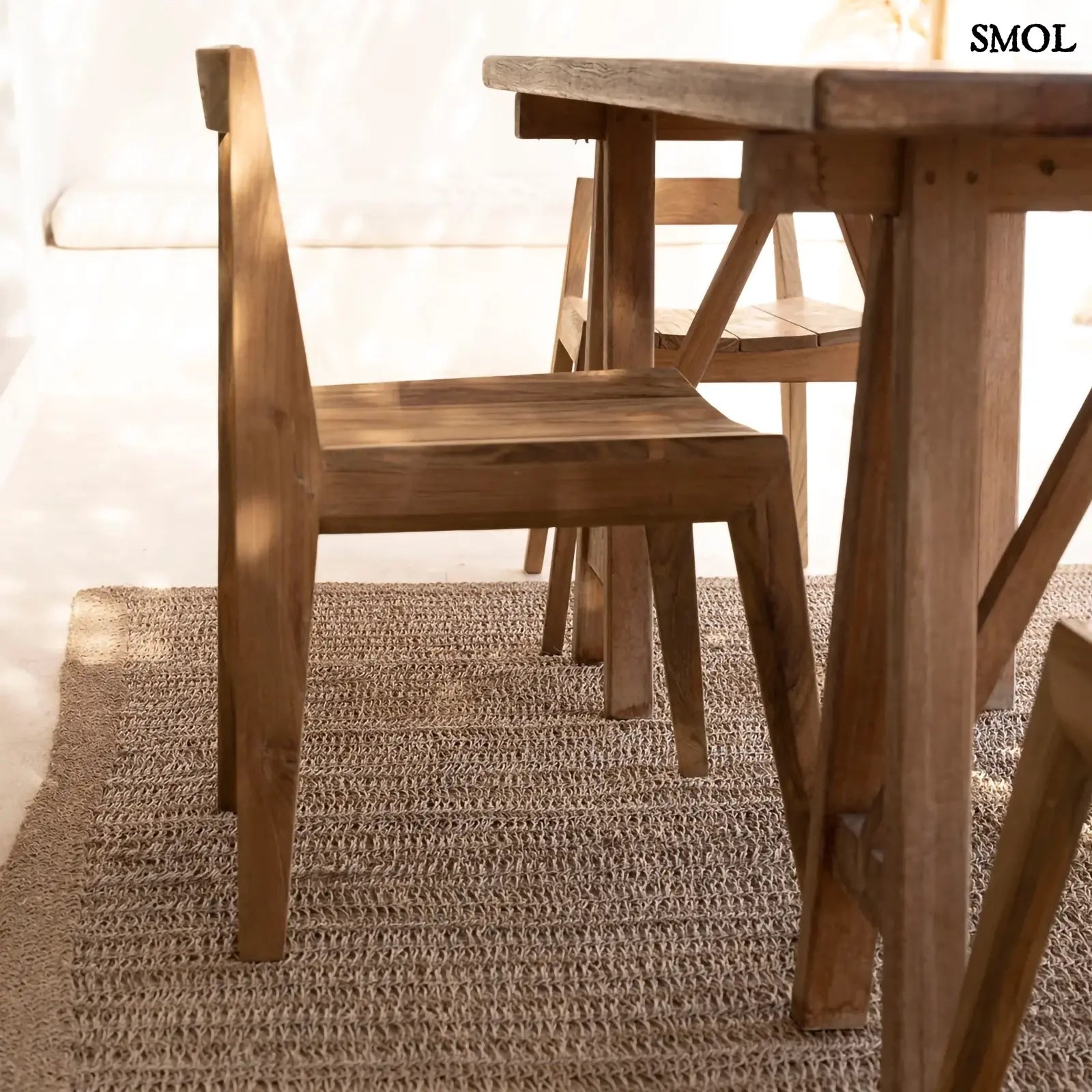Natúr színű, újrahasznosított teakfából készült tömör fa étkezőszék egyszerű, modern dizájnnal étkezőasztalnál