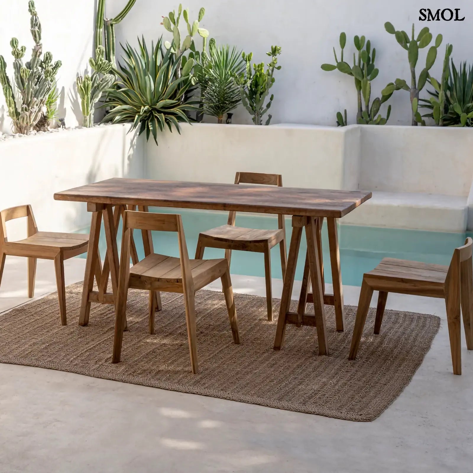 Natúr színű, újrahasznosított teakfából készült tömör fa étkezőszék egyszerű, modern dizájnnal teraszon, étkezőasztalnál több székkel