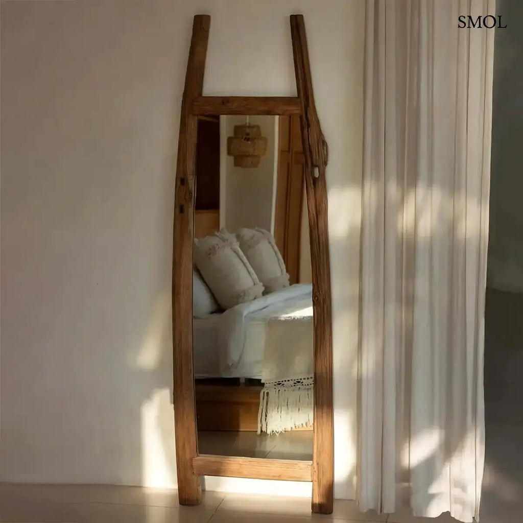 FABULOOK álló öltözködő tükör natúr teak kerettel, hálószobában, ágy mellett