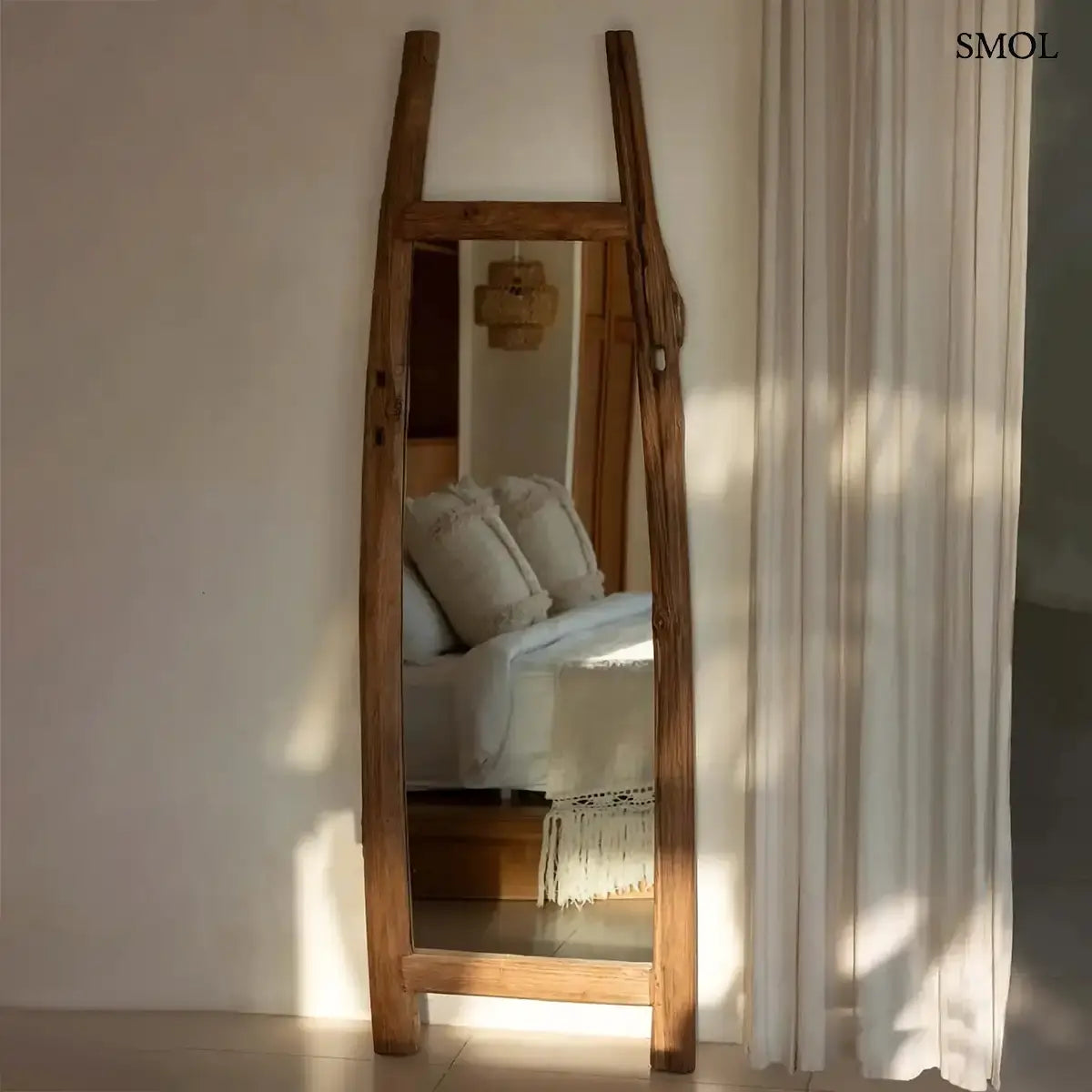 FABULOOK álló öltözködő tükör natúr teak kerettel, hálószobában, ágy mellett