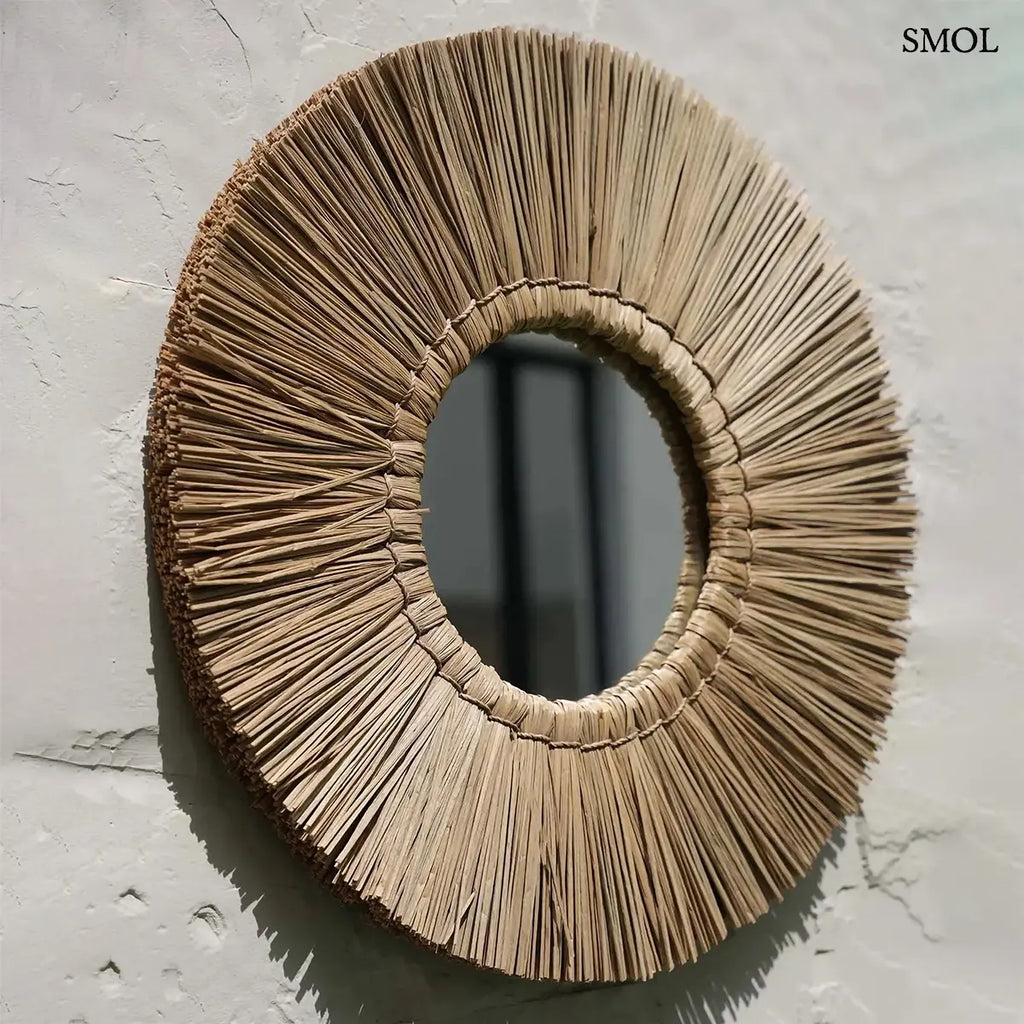 ALANG ALANG fonott fű keretes tükör natúr színben, M méret – 45 × 45 cm, szürke falon, napsütésben