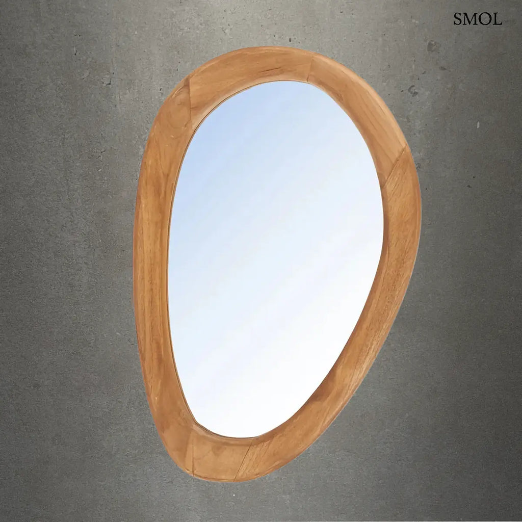 ORGANIC tükör teakfa kerettel natúr színben, organikus forma, M méret – 40 × 60 cm, szürke háttérrel