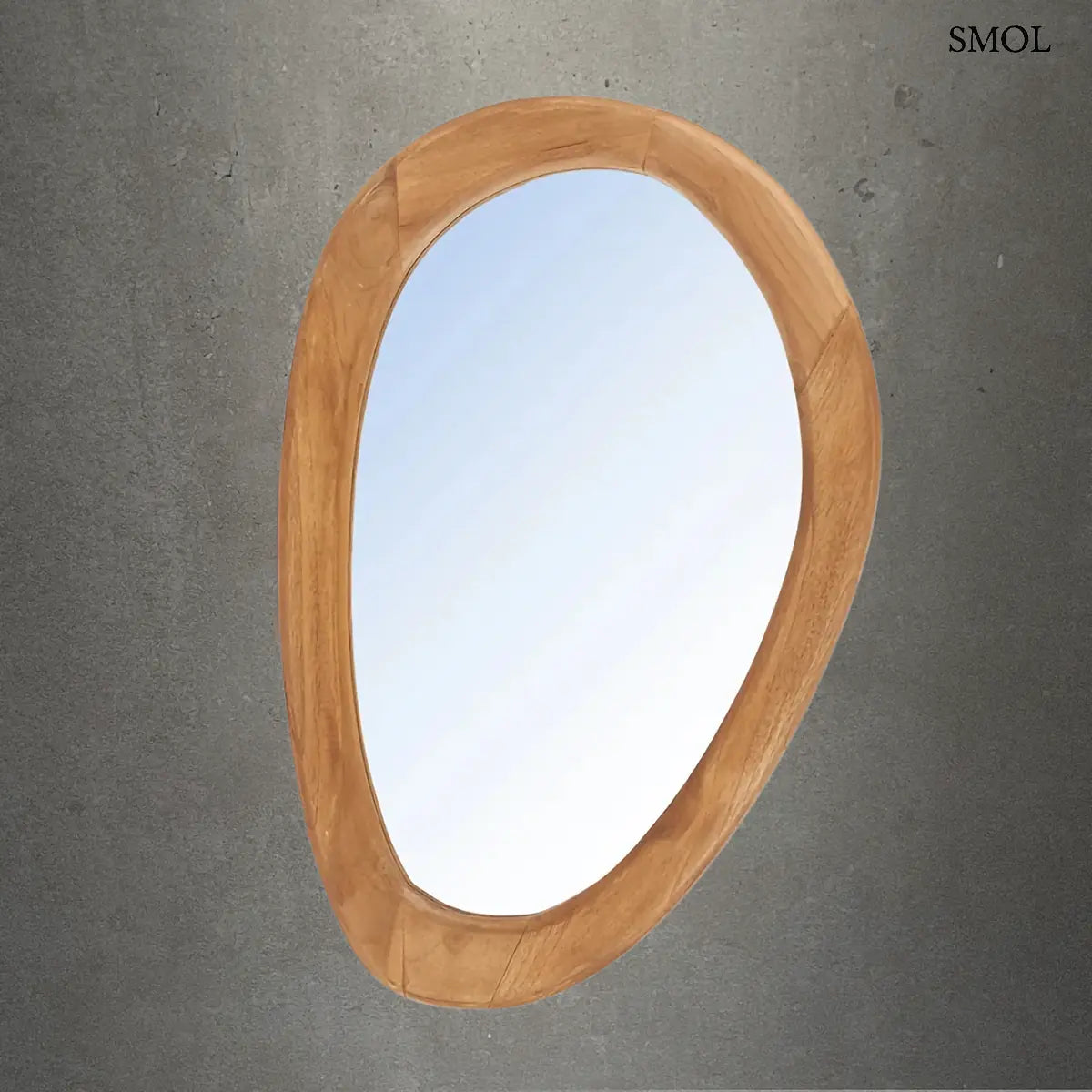 ORGANIC tükör teakfa kerettel natúr színben, organikus forma, M méret – 40 × 60 cm, szürke háttérrel