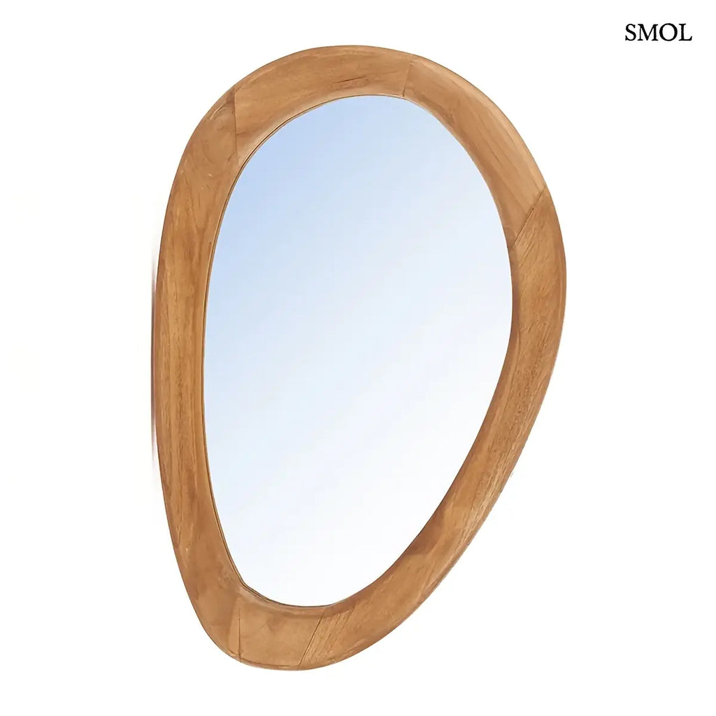 ORGANIC tükör teakfa kerettel natúr színben, organikus forma, M méret – 40 × 60 cm, fehér háttérrel