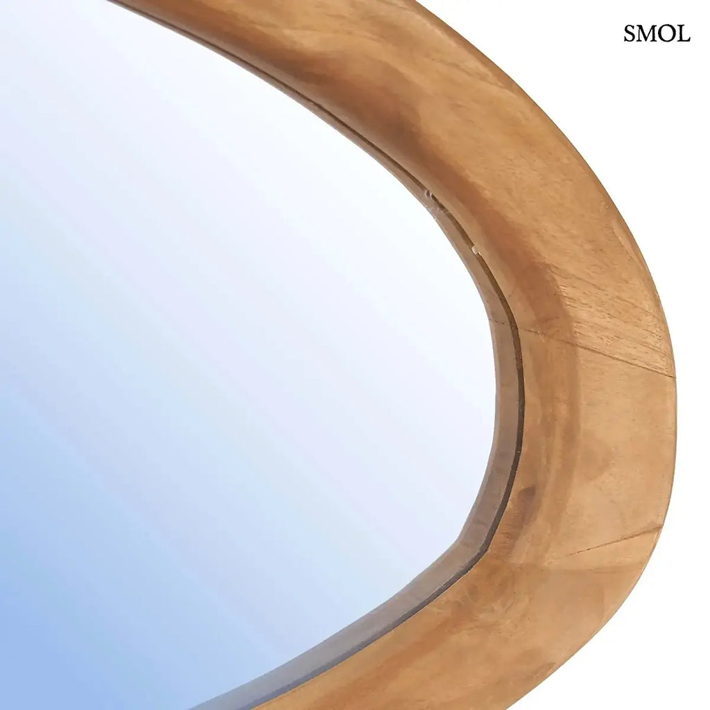 ORGANIC tükör teakfa kerettel natúr színben, organikus forma, M méret – 40 × 60 cm, jobb oldal nagyítva