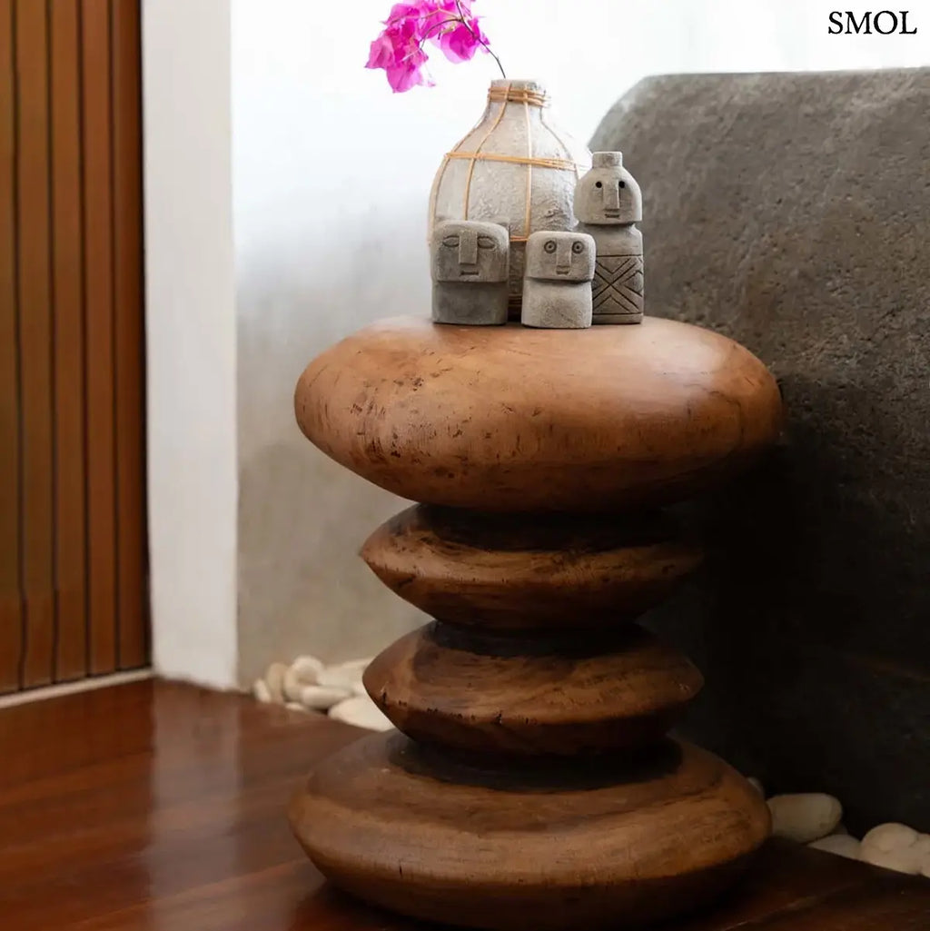 Hullámos formájú, kézzel készült tömör suar fa ülőke és lerakóasztal natúr színben, szobrokkal