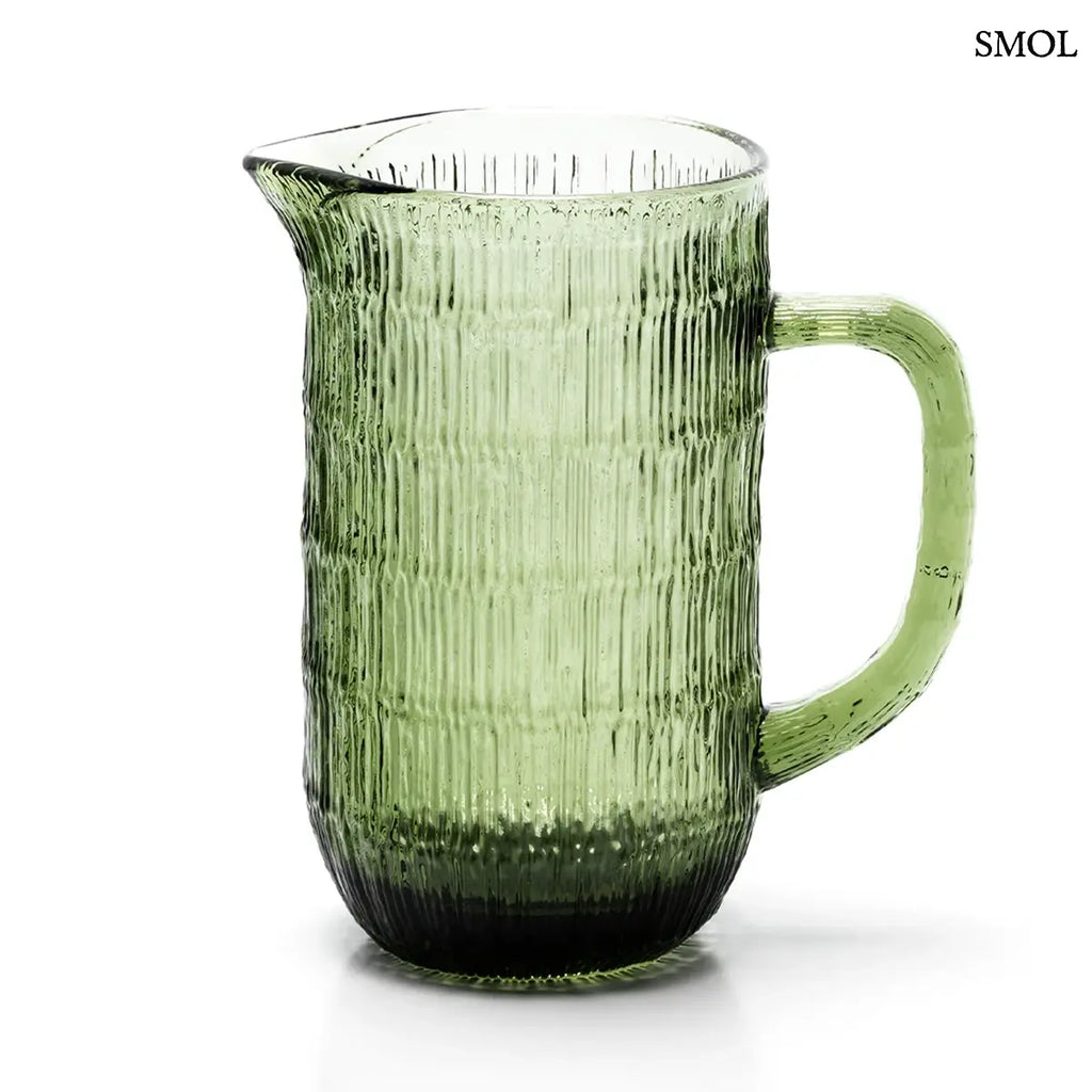 Mohazöld, bordázott üvegkancsó organikus textúrával és kényelmes fogantyúval, fehér háttérrel