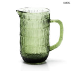 Mohazöld, bordázott üvegkancsó organikus textúrával és kényelmes fogantyúval, fehér háttérrel