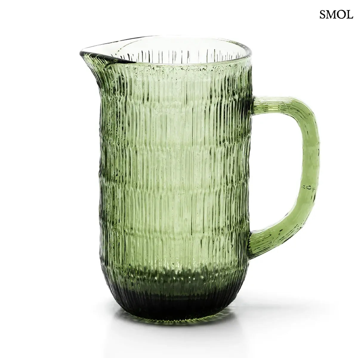 Mohazöld, bordázott üvegkancsó organikus textúrával és kényelmes fogantyúval, fehér háttérrel