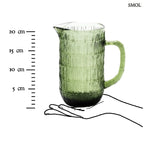 Mohazöld, bordázott üvegkancsó organikus textúrával és kényelmes fogantyúval, méretaránosan