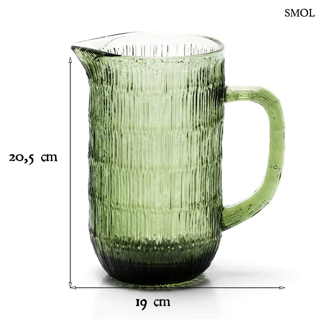 Mohazöld, bordázott üvegkancsó organikus textúrával és kényelmes fogantyúval, méretekkel
