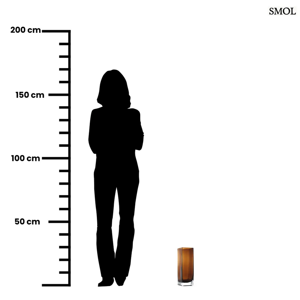 Modern, szögletes borostyánszínű üvegváza újrahasznosított üvegből, 30 cm-es magassággal, letisztult stílusban, méretarányosan