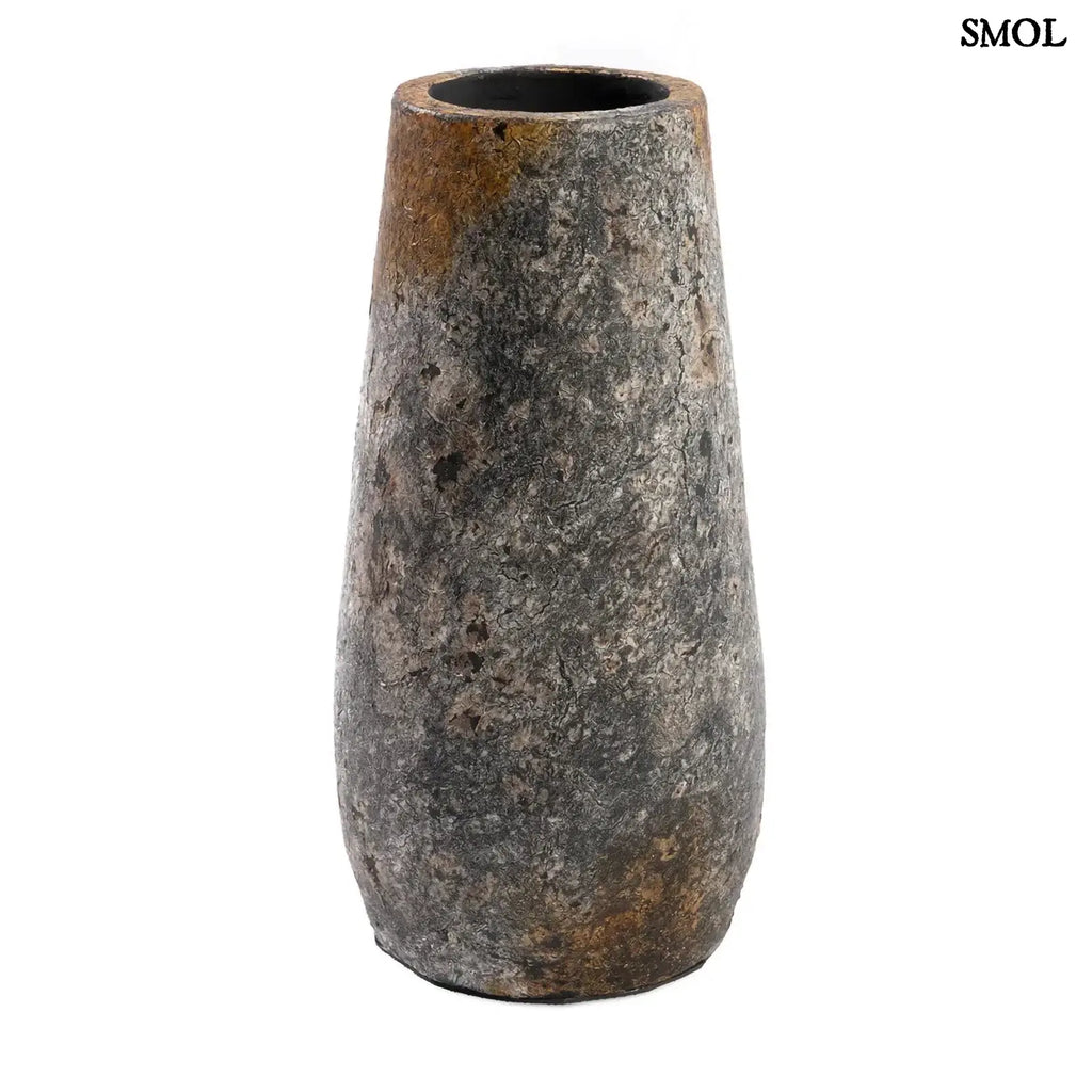 Váza Spooky, L méret, 31 cm, terrakotta, antik szürke, rusztikus felület fehér háttérrel