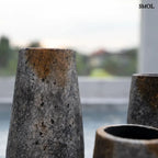 Váza Spooky, L méret, 31 cm, terrakotta, antik szürke, rusztikus felület oldalról, teraszon