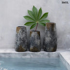 Váza Spooky, L méret, 31 cm, terrakotta, antik szürke, rusztikus felület három méretben, levéllel