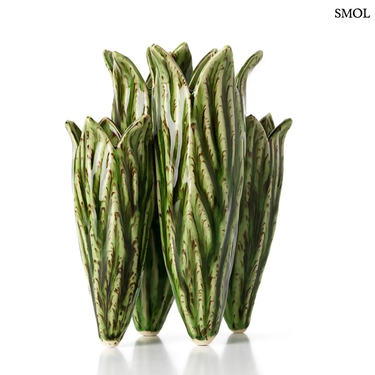 Erdei zöld kőcserép váza tulipánlevél formával és kézzel készült textúrával, fehér háttérrel